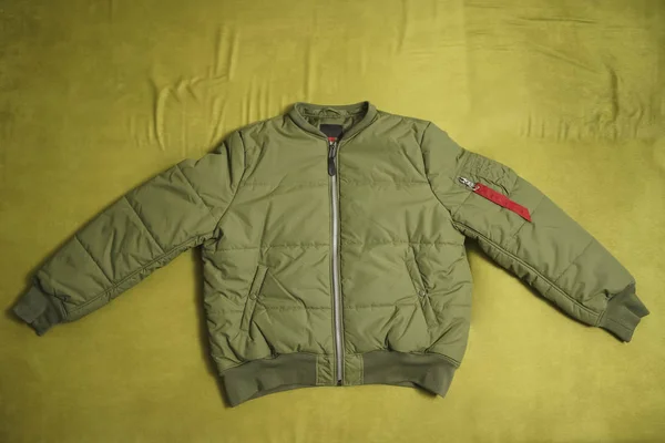 Khaki Casual Bomber Kurtka Izolowana Zielonym Tle — Zdjęcie stockowe