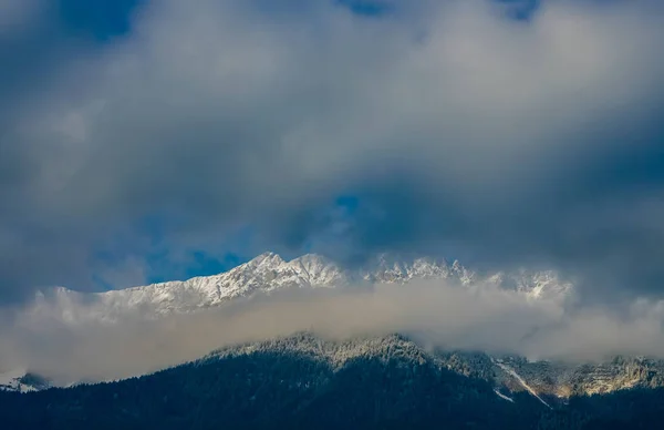 インスブルック市の空の駅で霧 オーストリア オーストリアのチロルにあるMayrhofenを背景に ロマンチックなアルプスの雪景色と雲が広がる風景 冬のオーストリアチロルで高山の山の上 オーストリアの背景に青空 — ストック写真