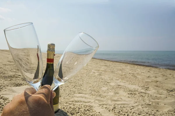 Mano Maschile Che Tiene Due Bicchieri Cristallo Trasparente Vuoti Una — Foto Stock