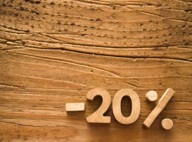 - Ahşap arka planda% 20 indirim sembolü. Eksi yirmi. satış - kelime