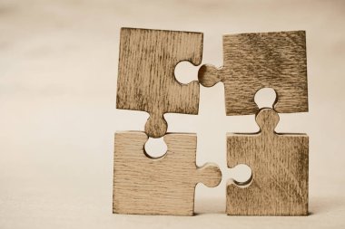 Dört tahta yapboz parçası. bağlantı insanları kavramı