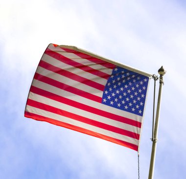 Riga, Letonya 'da büyük bir Amerikan bayrağı asılı.