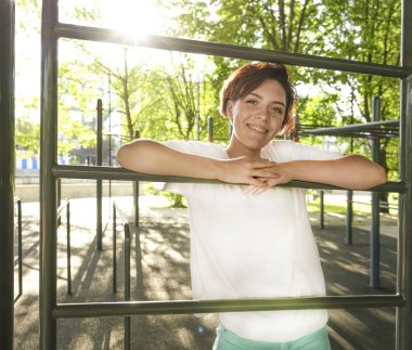 çubuklarda egzersizler. Kız atlet crossbar, bahar sezonu yakınında dışında germe egzersiz yapıyor