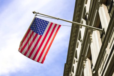 Bir binanın üzerinde asılı Amerikan bayrağına bakıyorum. 