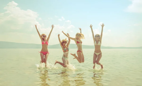 Grupa Przyjaciół Zabawiających Się Tropikalnej Plaży Latem Czas Letni — Zdjęcie stockowe