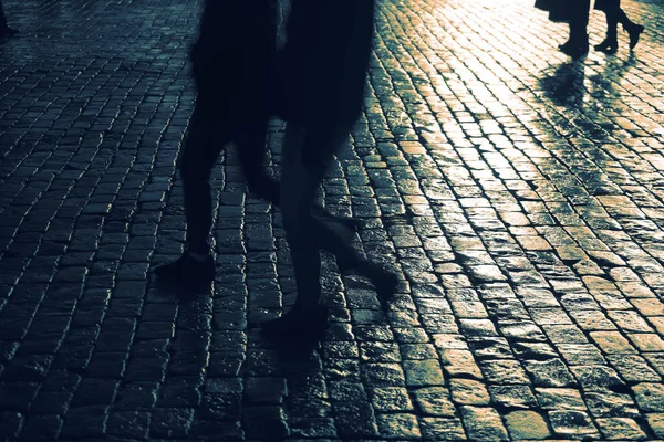 Nachtstad Natte Kasseien Nachts Regen Silhouet Van Voetgangers Die Kasseistroken — Stockfoto