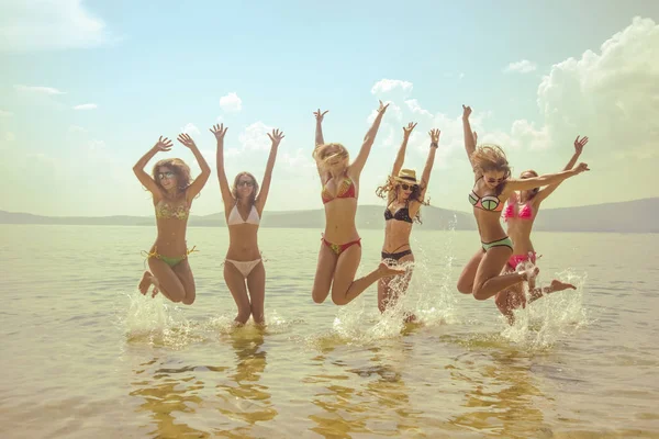 Weergave Van Groep Van Vrienden Having Fun Tropisch Strand Zomer — Stockfoto