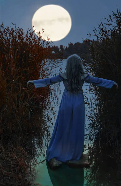 금발의 관능적 여자가 사이에 속에서 보름달 — 스톡 사진