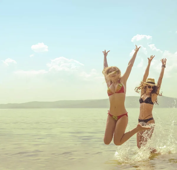 Vrienden Hebben Plezier Tropisch Strand Zomer Zomertijd — Stockfoto