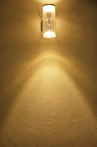 Lanterne Sur Mur Jaune Illumine Nuit Lit Lampe Poteau Contre — Photo