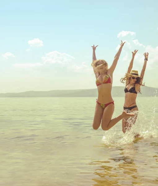 Vrienden Hebben Plezier Tropisch Strand Zomer Zomertijd — Stockfoto