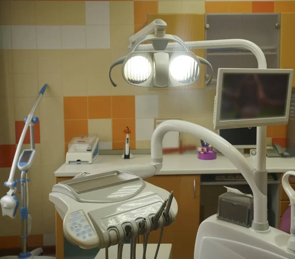 特写牙医扶手椅 诊所的牙科工作 更换牙齿 口腔学概念 牙医进行检查和结束检查的办公室 — 图库照片