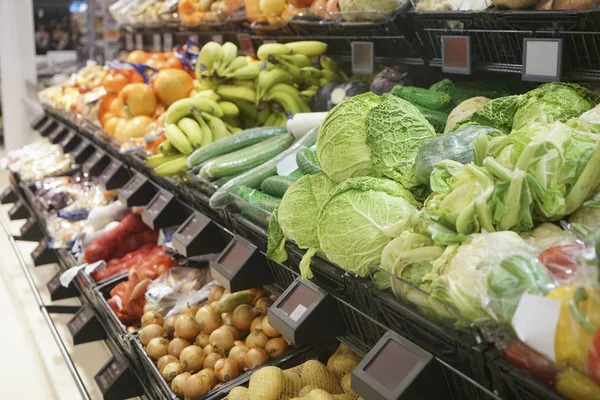 Muitas Frutas Legumes Frescos Diferentes Cestas Mercado Alimentos — Fotografia de Stock