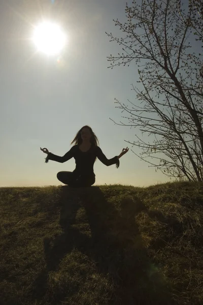 Silhueta Bela Jovem Fazendo Yoga Primavera Livre Dia Ensolarado — Fotografia de Stock