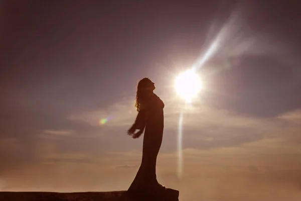 空に立つ女のシルエット — ストック写真