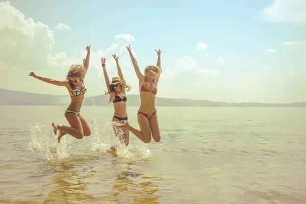 Grupo Amigos Divirtiéndose Playa Tropical Verano Hora Verano — Foto de Stock