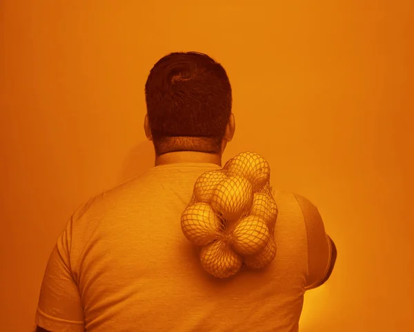 Hombre Sosteniendo Naranjas Una Bolsa Malla Espalda — Foto de Stock