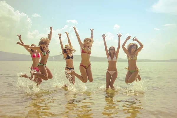 Weergave Van Groep Van Vrienden Having Fun Tropisch Strand Zomer — Stockfoto