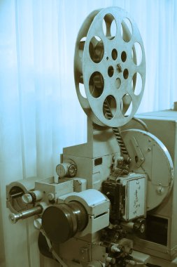 Vintage projektör açıldı. Lensten çıkan ışık. Ender endüstriyel sinema 35 mm film yazıcısı, klasik siyah beyaz, analog optik süreç, post-prodüksiyon fabrikasında rgb lambaları ve makaraları ile