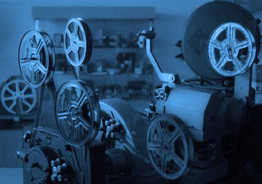 Eski tarz film projektörü, natürmort. Retro-antika video kamera. antika film projektörü