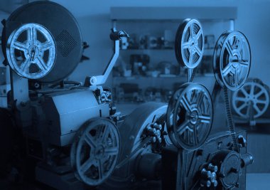 Eski tarz film projektörü, natürmort. Retro-antika video kamera. antika film projektörü