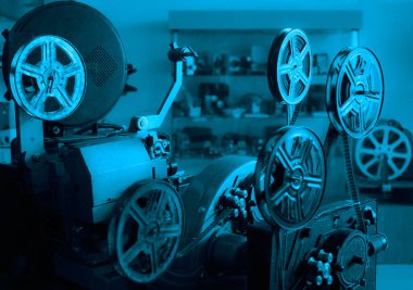 Eski tarz film projektörü, natürmort. Retro-antika video kamera. antika film projektörü