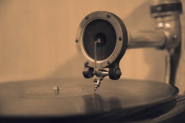 gramofon ve plakçalar. Görüntüyü kapat. Retro vinil çalar. Tabağında boynuz hoparlörü olan eski gramofon.
