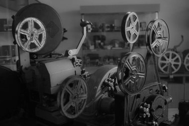Eski tarz film projektörü, natürmort. Retro-antika video kamera. antika film projektörü