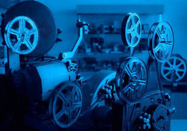 Eski tarz film projektörü, natürmort. Retro-antika video kamera. antika film projektörü
