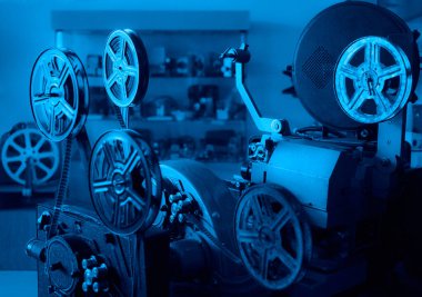 Eski tarz film projektörü, natürmort. Retro-antika video kamera. antika film projektörü