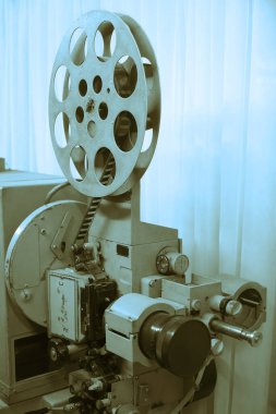 Vintage projektör açıldı. Lensten çıkan ışık. Ender endüstriyel sinema 35 mm film yazıcısı, klasik siyah beyaz, analog optik süreç, post-prodüksiyon fabrikasında rgb lambaları ve makaraları ile