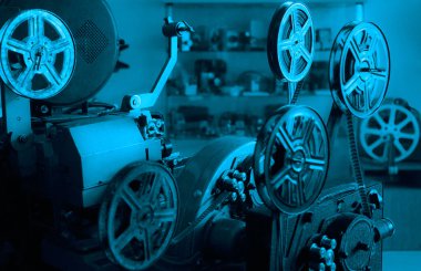 Eski tarz film projektörü, natürmort. Retro-antika video kamera. antika film projektörü