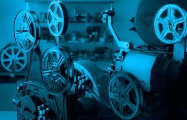Eski tarz film projektörü, natürmort. Retro-antika video kamera. antika film projektörü