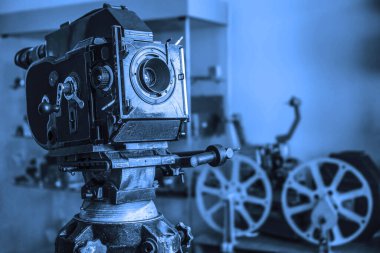 Eski tarz film projektörü, natürmort, yakın plan. Retro-antika video kamera. antika film projektörü