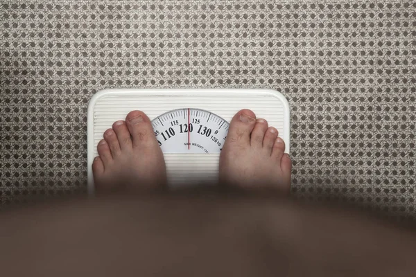 Толстяк Измеряет Свой Вес Весах — стоковое фото
