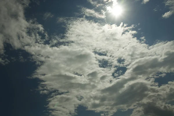 Piękne Letnie Tło Światłem Słonecznym Białymi Chmurami Błękitnym Niebie — Zdjęcie stockowe
