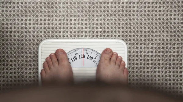 Толстяк Измеряет Свой Вес Весах — стоковое фото