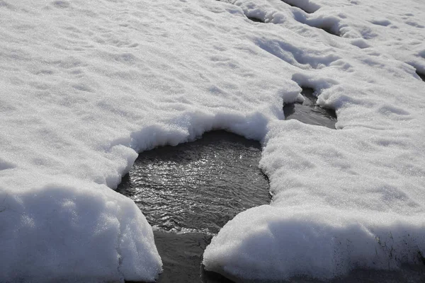 Sneeuw Smelten Rivier Het Voorjaar — Stockfoto