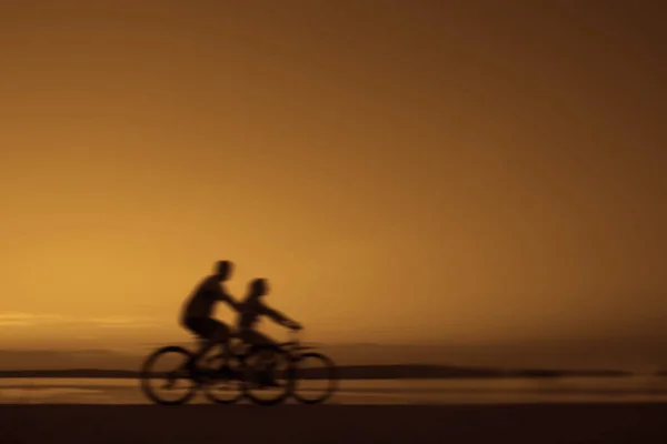 Κενό Χώρο Σπορ Φίλους Στα Ποδήλατα Στο Ηλιοβασίλεμα Ποδηλάτες Ιππασία — Φωτογραφία Αρχείου