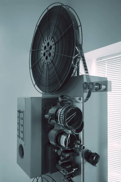Vecchio 16Mm 35Mm Film Proiettore Isolato Sfondo Grigio Muro Film — Foto Stock