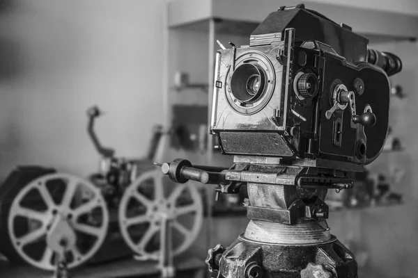 프로젝터에 현실적 클로즈업된 스러운 테이프 비디오 카메라 고대의 프로젝터 — 스톡 사진