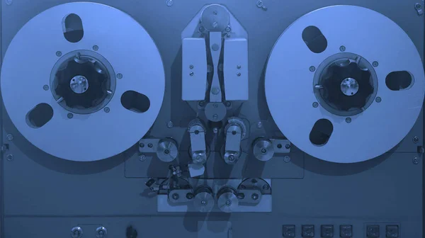 リールの古いヴィンテージプレーヤー アンティークのリール リール スプール付きテープレコーダー ボビンテープレコーダー — ストック写真