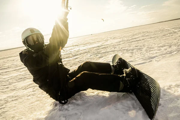 Atleta Masculino Que Practica Kite Nieve Hielo Gran Lago Cubierto —  Fotos de Stock