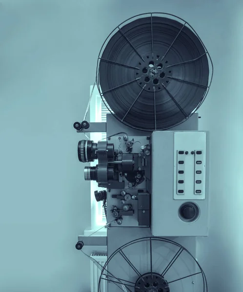 グレーの壁の背景に隔離された古い8Mmフィルムプロジェクター ヴィンテージカラースタイルとヴィンテージの古典的なフィルムプロジェクター 背景のためのコピースペースと古いヴィンテージローリングフィルムプロジェクター — ストック写真
