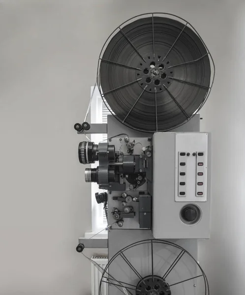 Gammal 8Mm Film Projector Isolerad Grå Vägg Bakgrund Vintage Klassiska — Stockfoto