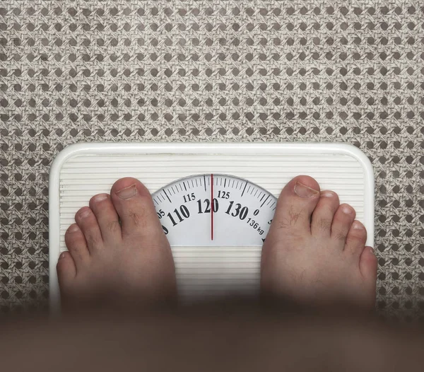 Gordo Medindo Seu Peso Uma Balança — Fotografia de Stock