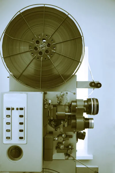グレーの壁の背景に隔離された古い8Mmフィルムプロジェクター ヴィンテージカラースタイルとヴィンテージの古典的なフィルムプロジェクター 背景のためのコピースペースと古いヴィンテージローリングフィルムプロジェクター — ストック写真