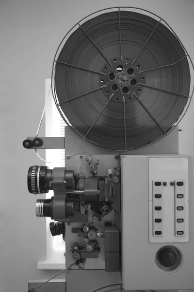 Oude 8Mm Film Projector Geïsoleerd Grijze Achtergrond Vintage Klassieke Film — Stockfoto