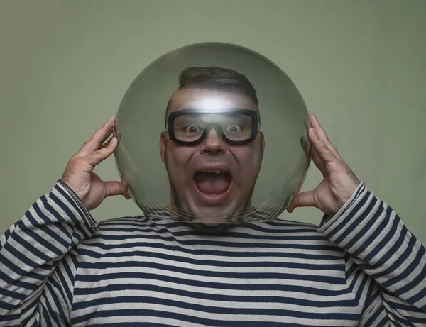 Mann Trägt Brille Zum Tauchen Und Hält Aquarium Über Kopf — Stockfoto