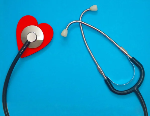 Corazón Rojo Estetoscopio Sobre Fondo Papel Azul Concepto Salud — Foto de Stock